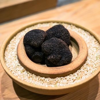 Lilo signature dishes Black Truffle Sablé
Santa Barbara Sea Urchin
A5 Miyazaki Wagyu